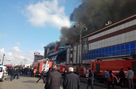 Bakıda ticarət mərkəzi yanır