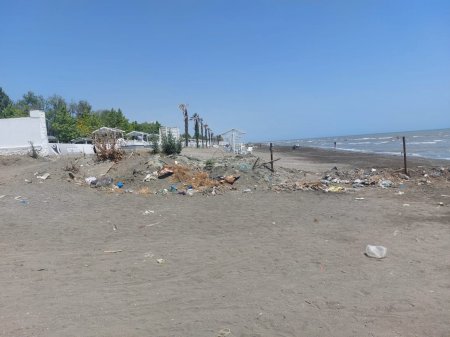 Astarada zəbt olunmuş çimərlik: iş adamı sahildə "barrikadalar" qurub?