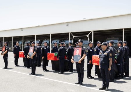 Nazir qətlə yetirilən polis əməkdaşları ilə vida mərasimində iştirak edib 