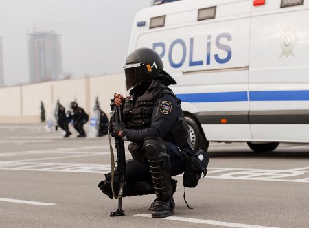 Özünü polis əməkdaşı kimi təqdim edən şəxs saxlanıldı